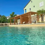 Lägenhet Kiana - Mit Dachterrasse, Meerblick Sowie Grosse Poolarea Baška