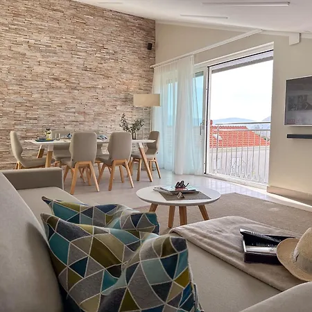 Kiana - Mit Dachterrasse, Meerblick Sowie Grosse Poolarea Baška