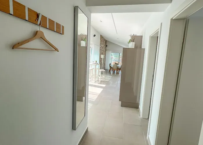 شقة Kiana - Mit Dachterrasse, Meerblick Sowie Grosse Poolarea