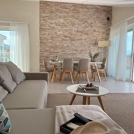شقة Kiana - Mit Dachterrasse, Meerblick Sowie Grosse Poolarea